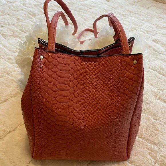 London Fog Bucket Cossbody Bag NWOT - Picture 3 of 15